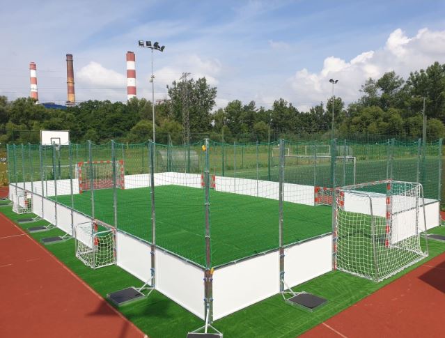 Boisko z ogrodzeniem okalającym