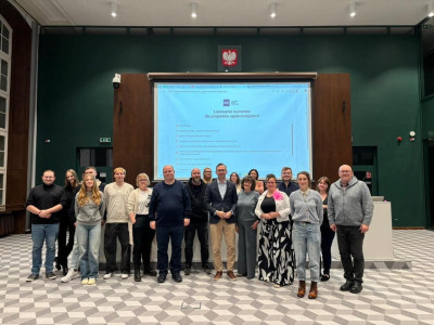 Zdjęcie przedstawia grupę ludzi zgromadzonych na sali sesyjnej Urzędu Miasta w Szczecinie dnia 31 października 2025 w celu wylosowania numerów projektów SBO 2026.