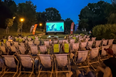 Zdjęcie przedstawia kino plenerowe na osiedlu Zawadzkiego