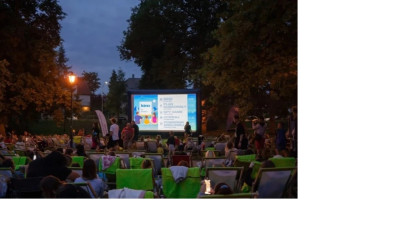 Zdjęcie przedstawia kino plenerowe na osiedlu Zawadzkiego