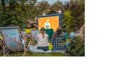 Zdjęcie przedstawia kino plenerowe na osiedlu Zawadzkiego