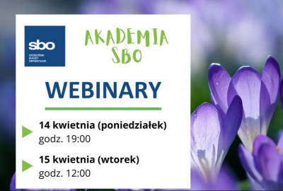 Na obrazku widnieje plansza z terminami webinarów organizowanych w ramach Akademii SBO. W tle widać krokusy.