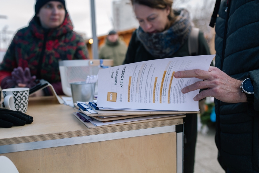 Zdjęcie przedstawia mieszkańców Szczecina głosujących na projekty budżetu obywatelskiego