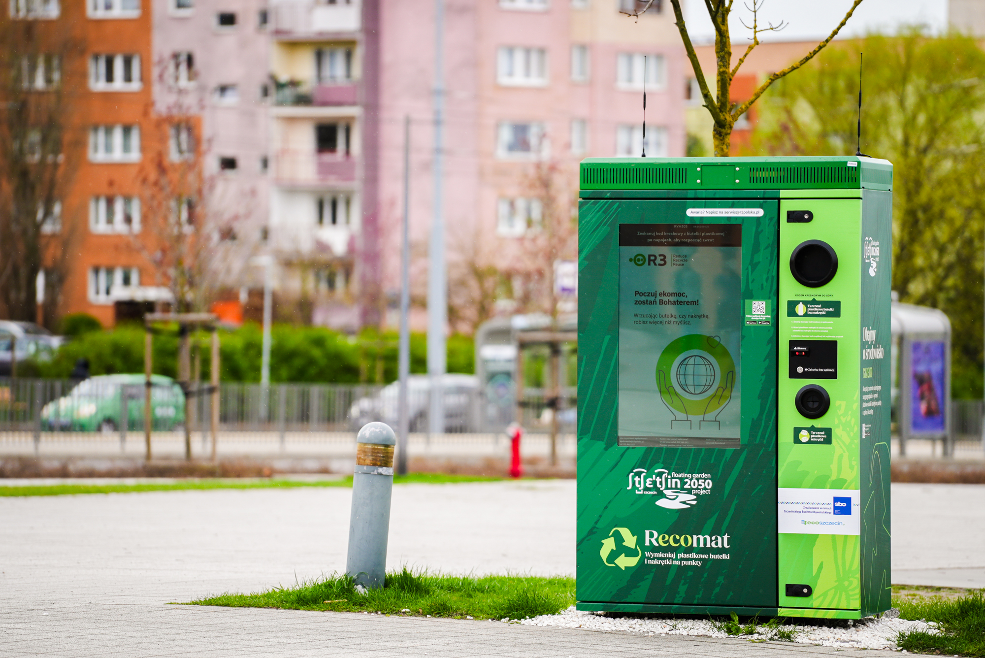 na zdjęciu znajduje się zielony butelkomat sfinansowany ze Szczecińskiego Budżetu Obywatelskiego 