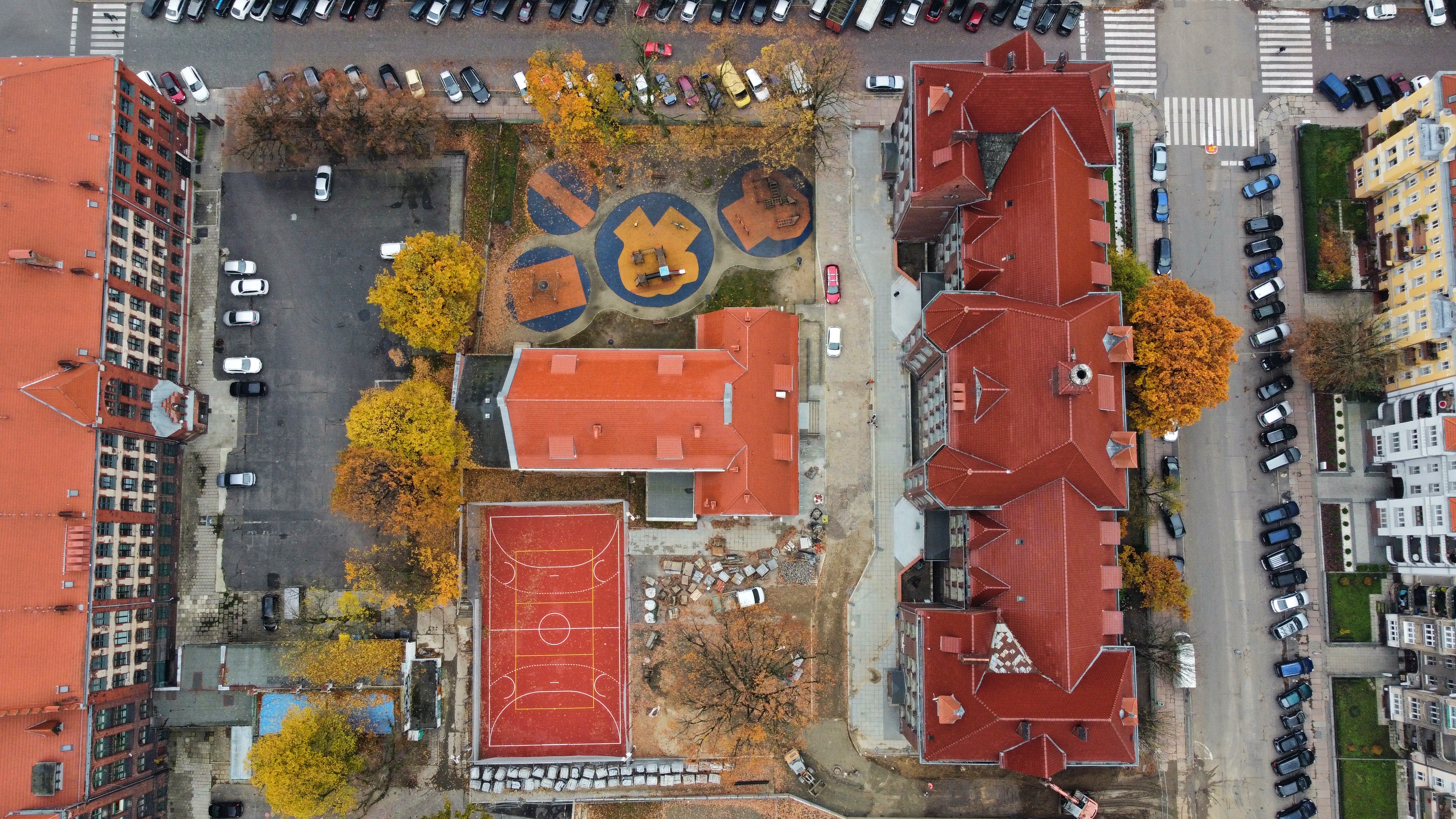 zdjęcie ilustrujące boisko do koszykówki przy OSM w Szczecinie z lotu ptaka 