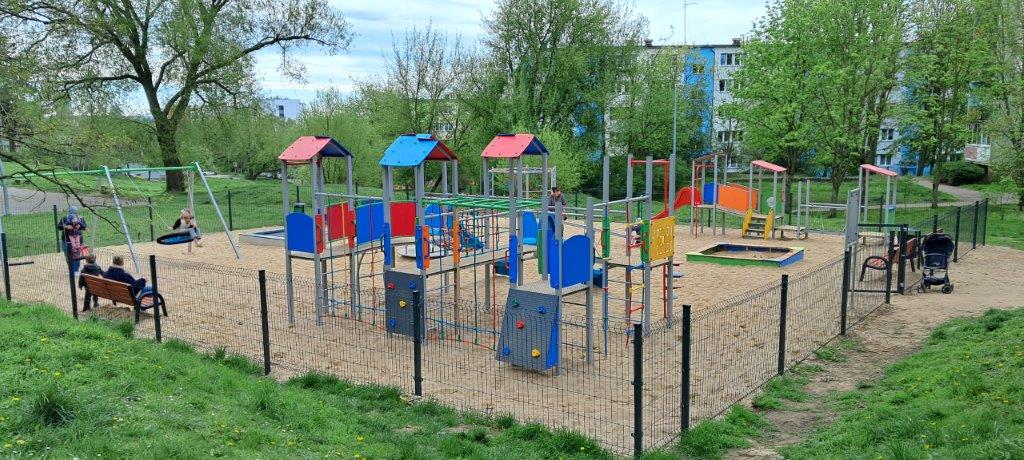 na zdjęciu znajduje się plac zabaw na osiedlu Arkońskim sfinansowany ze Szczecińskiego Budżetu Obywatelskiego 