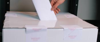 Zdjęcie przedstawiające oddawanie głosu papierowego do urny SBO 2023