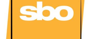 Grafika przedstawia żółty kwadrat z białym napisem sbo - logo SBO