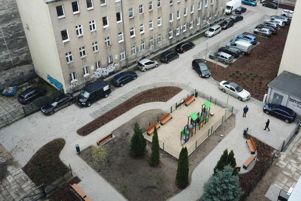 na zdjęciu znajduje się plac zabaw oraz parking sfinansowany ze Szczecińskiego Budżetu Obywatelskiego 