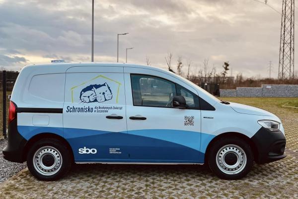 zdjęcie przedstawia samochód elektryczny oznakowany kolorami i logiem SBO 