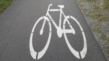 Zdjęcie przedstawia ścieżkę rowerową ze znakiem poziomym - namalowany biały rower