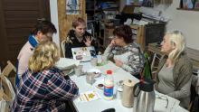 Na zdjęciu widać 5 kobiet siedzących przy stole. Jedną z nich jest Paulina prowadząca Akademię SBO. 