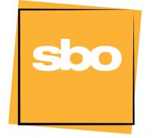 Grafika przedstawia żółty kwadrat z białym napisem sbo - logo SBO